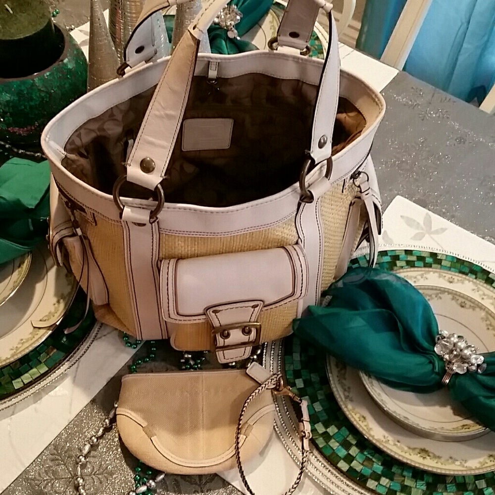 PRICE FIRM COACH LEATHER / STRAW  TOTE & WRISTLET